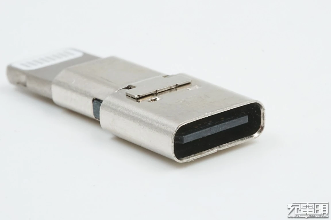Birinchi Apple C94 konversiya boshi ekspozitsiyasi: USB-C chaqmoqqa